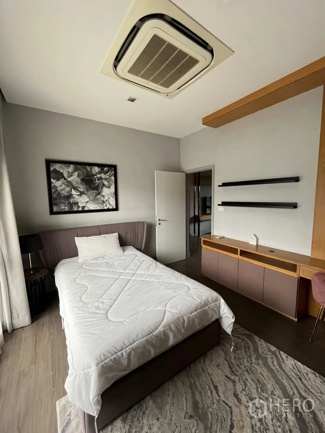 独栋房屋 for rent or sale in Bueng Kum, Bangkok - 卧室配单人床、地毯、搁板与嵌入式吊顶空调。