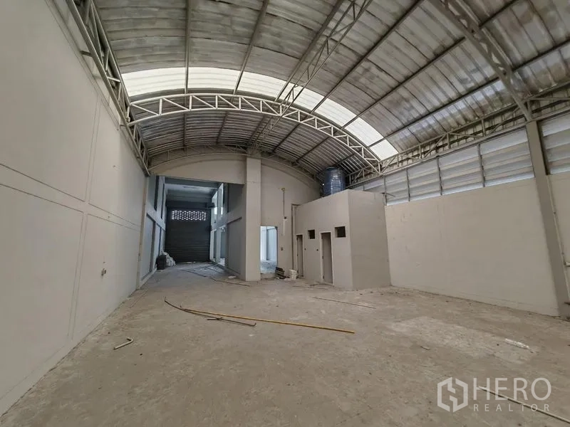 Home Office for rent or sale in Lam Luk Ka, Pathum Thani - Alternate angle of the high clear-span covered bay with service rooms, ready for fit-out.