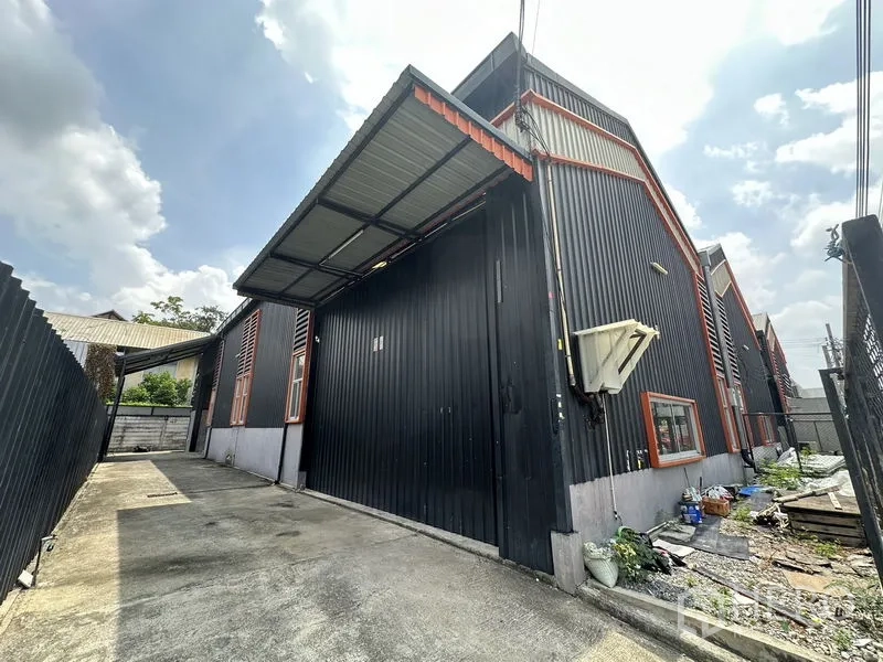 คลังสินค้า ให้เช่าในLat Phrao, Bangkok - ทางรถวิ่งข้างโกดัง ผนังกระเบื้องลอนเหล็กและกันสาดสำหรับโหลดของ