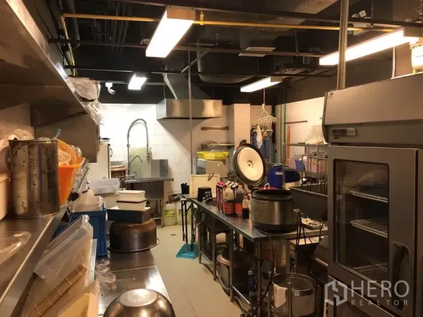 พื้นที่ขายปลีก ให้เช่าในKhlong Toei, Bangkok - ครัวหลังบ้านพร้อมฮูดดูดควัน อ่างล้างจานอุตสาหกรรม ชั้นวาง และตู้เย็นขนาดใหญ่