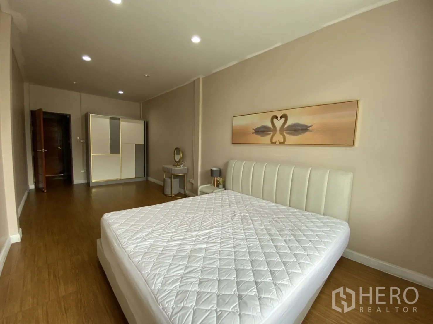 联排别墅 出租或出售 - 主卧宽敞，软包床、衣柜与木地板。