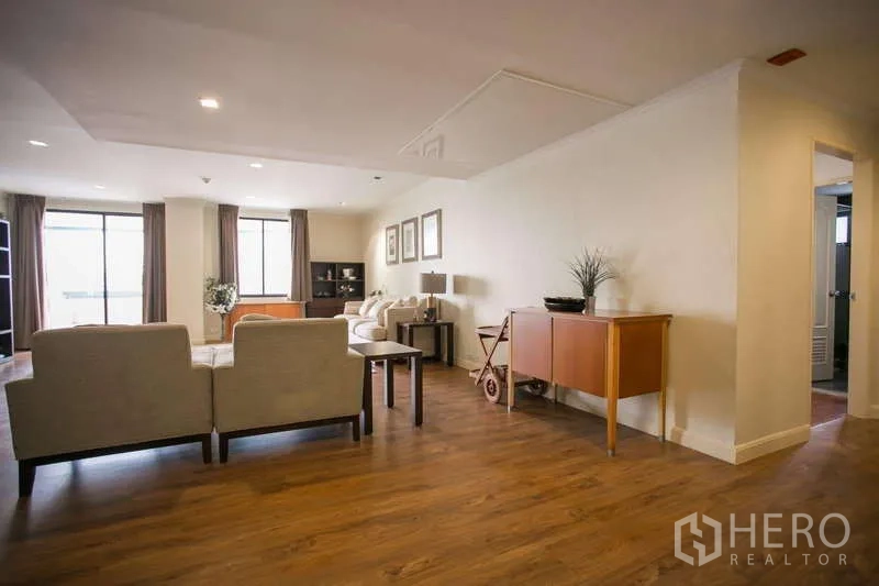 คอนโด ให้เช่าหรือขายในWatthana, Bangkok - มุมมองด้านข้างของพื้นที่นั่งเล่น พร้อมชุดที่นั่งและหน้าต่างกว้าง