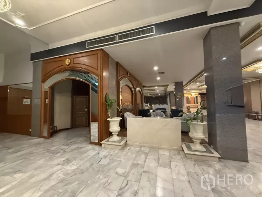 零售空间 出租在Pathum Wan, Bangkok - 大堂全景，石材地面、立柱、拱形门洞与休息座位。