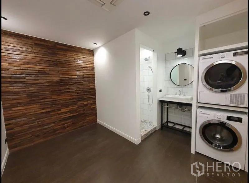 คอนโด ให้เช่าในWatthana, Bangkok - โซนซักรีด เครื่องซักผ้า–อบผ้าแบบซ้อน อ่างล้างหน้า และห้องอาบน้ำ