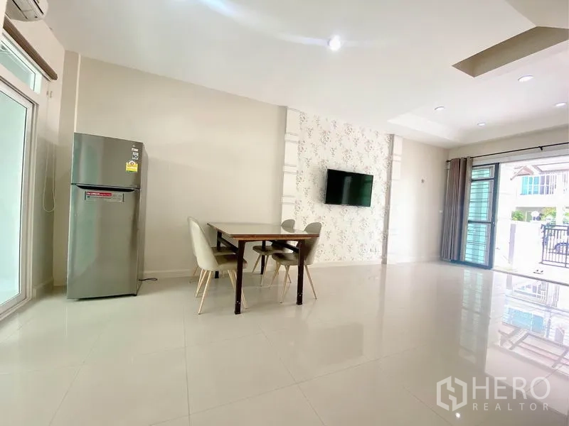 ทาวน์เฮาส์ ให้เช่าในPrawet, Bangkok - ห้องนั่งเล่นและรับประทานอาหารแบบเปิดโล่ง พื้นกระเบื้องเงา ชุดโต๊ะอาหาร และทีวีติดผนัง