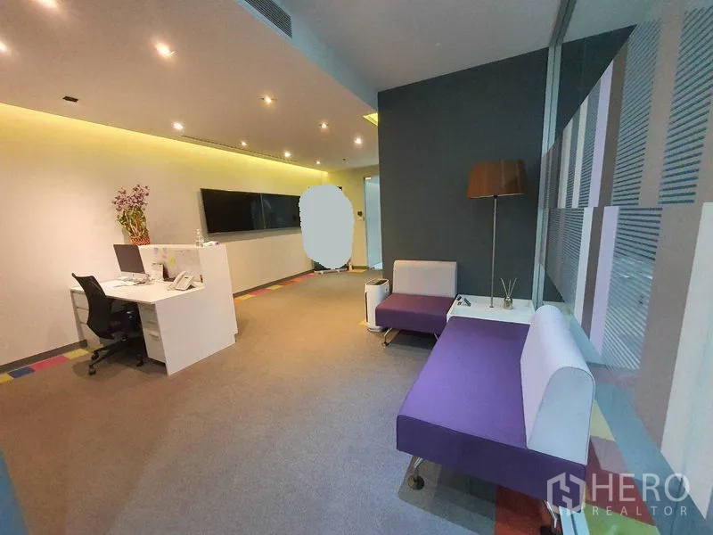 สำนักงาน ให้เช่าในRatchathewi, Bangkok - โถงต้อนรับสำนักงานสมัยใหม่ พร้อมโซฟาสีม่วง โต๊ะทำงาน ทีวี และผนังกระจก