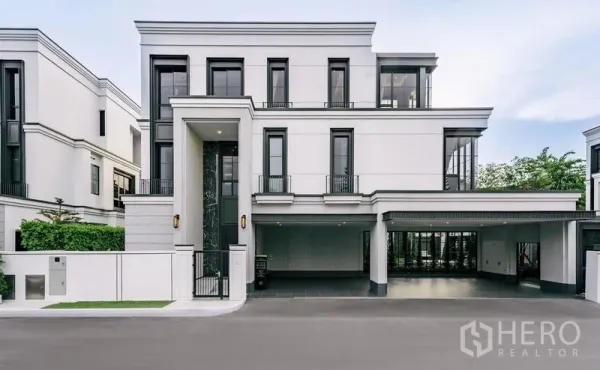 独立式住宅 出售在Saphan Sung, Bangkok - 临街现代立面，带有多车位有顶车库，位于封闭社区内。