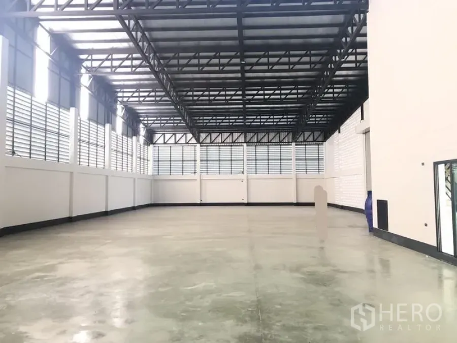 โรงงาน ขายในPathum Thani - ภายในโกดังโล่ง หลังคาทรัสเหล็กสูง พื้นคอนกรีตขัดมัน และช่องลมระบายอากาศ