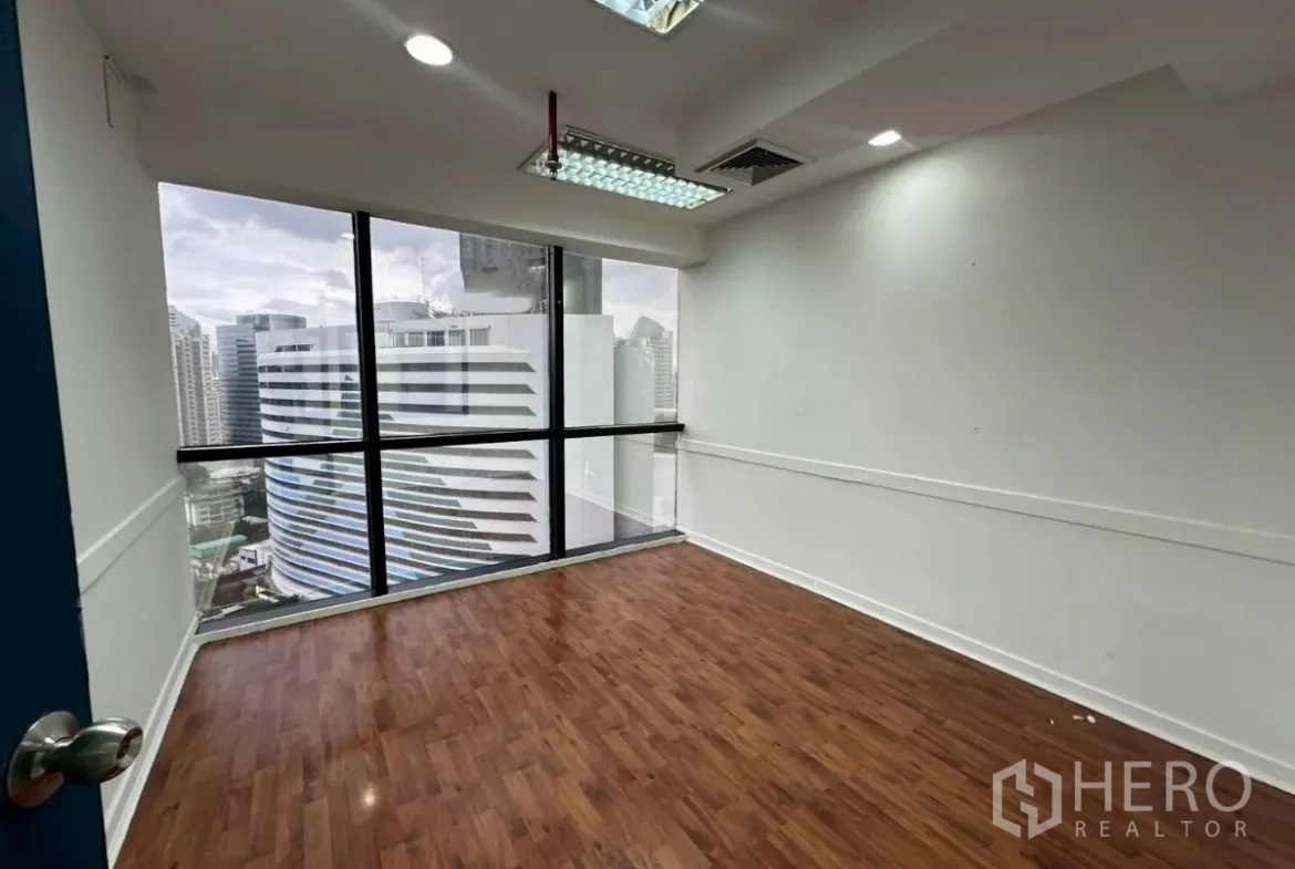 สำนักงาน ให้เช่าในKhlong Toei, Bangkok - ออฟฟิศมุมสว่าง กระจกบานกว้าง วิวเมือง