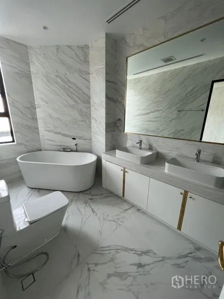 สำนักงานที่บ้าน ให้เช่าหรือขายในWatthana, Bangkok - ห้องน้ำมาสเตอร์มีอ่างอาบน้ำลอยตัว อ่างล้างหน้าแบบคู่ และงานหินอ่อน