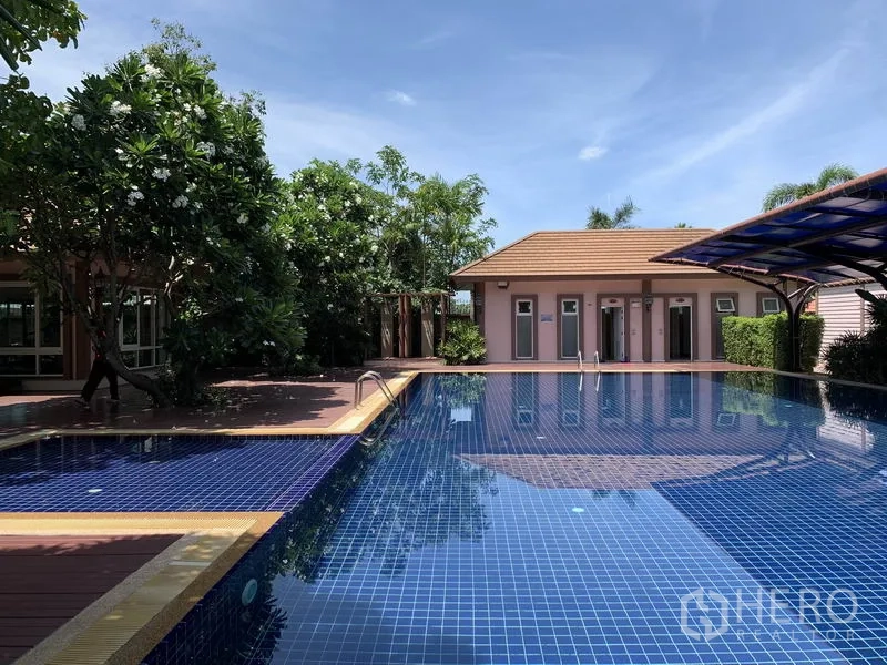 独立式住宅 出租或出售在Pak Kret, Nonthaburi - 小区蓝色马赛克泳池，池畔平台与会所