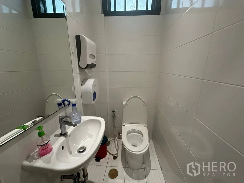 สำนักงานที่บ้าน ให้เช่าในBang Na, Bangkok - ห้องน้ำโทนขาวสะอาดพร้อมอ่างล้างหน้า กระจก และโถสุขภัณฑ์