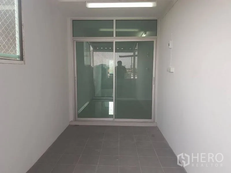 店屋 出租或出售在Lat Phrao, Bangkok - 小型瓷砖区，磨砂玻璃推拉门与顶灯照明。