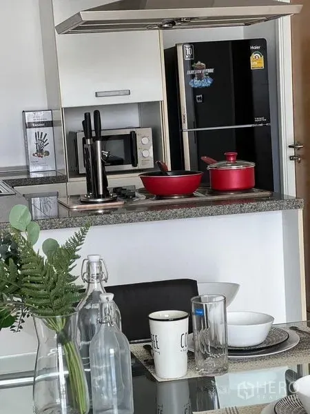 คอนโด ขายในWatthana, Bangkok - ครัวสมัยใหม่พร้อมเคาน์เตอร์หิน เครื่องดูดควัน ตู้เย็น และเครื่องใช้ไฟฟ้า