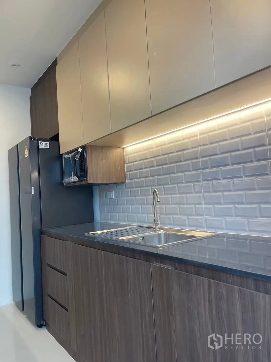 Detached House for rent in Bang Phli, Samut Prakan - Modern linear kitchen with subway tile backsplash and under-cabinet lighting.