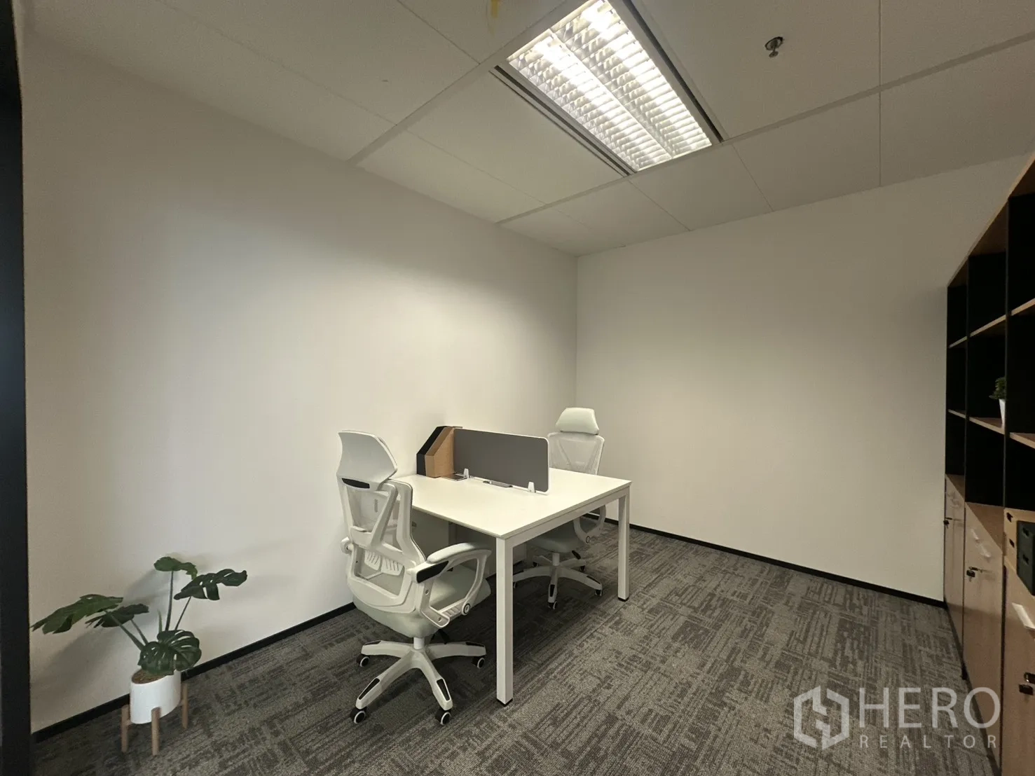 办公室 for rent in Pathum Wan, Bangkok - 紧凑办公室，摆放两张书桌、座椅与绿植。
