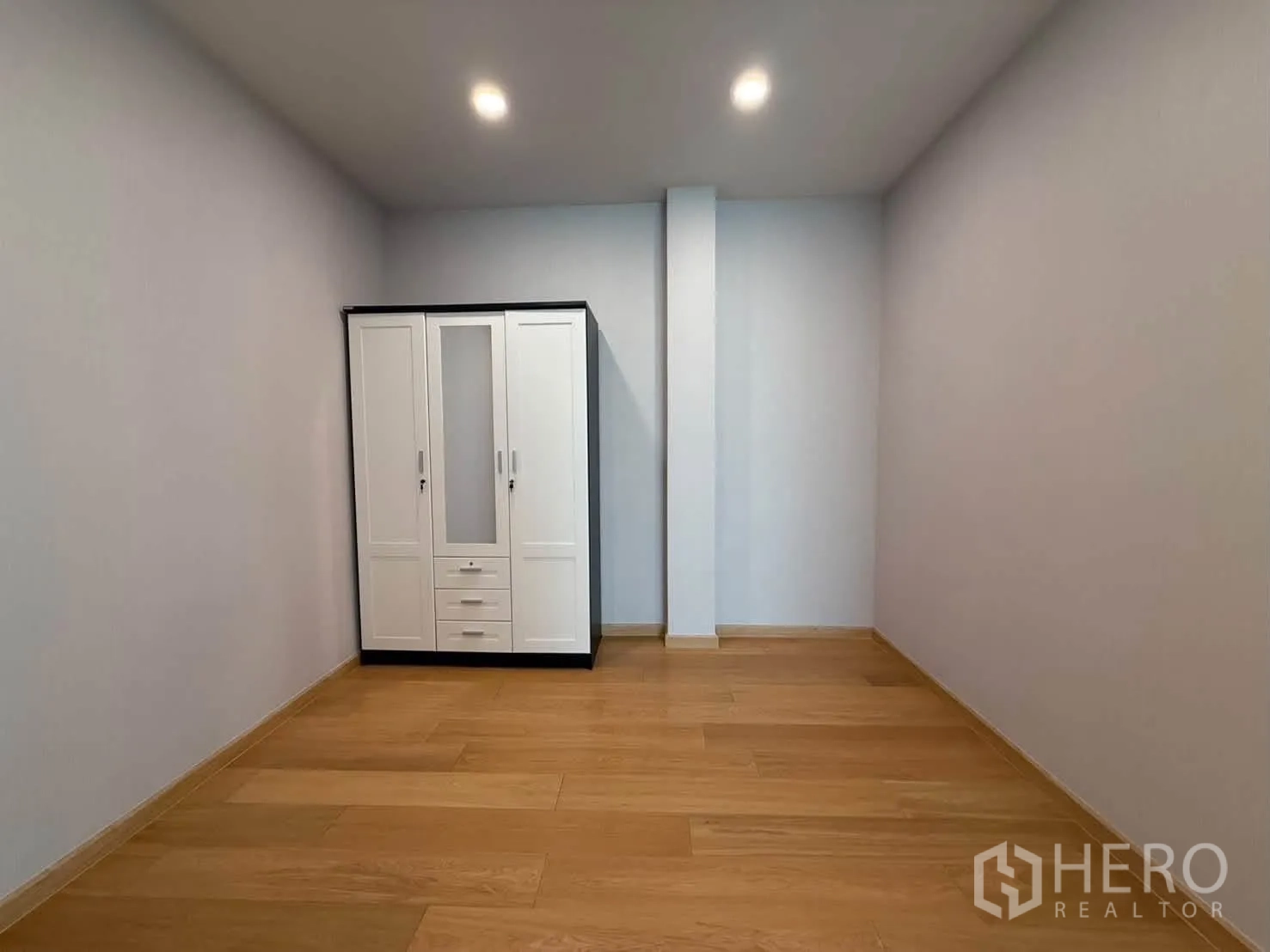 独栋房屋 for rent in Suan Luang, Bangkok - 简洁房间，木地板与白色衣柜。