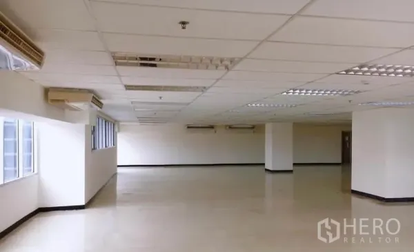办公空间 出租在Watthana, Bangkok - 宽大的空置办公楼层，配多台空调、荧光灯和侧窗采光。