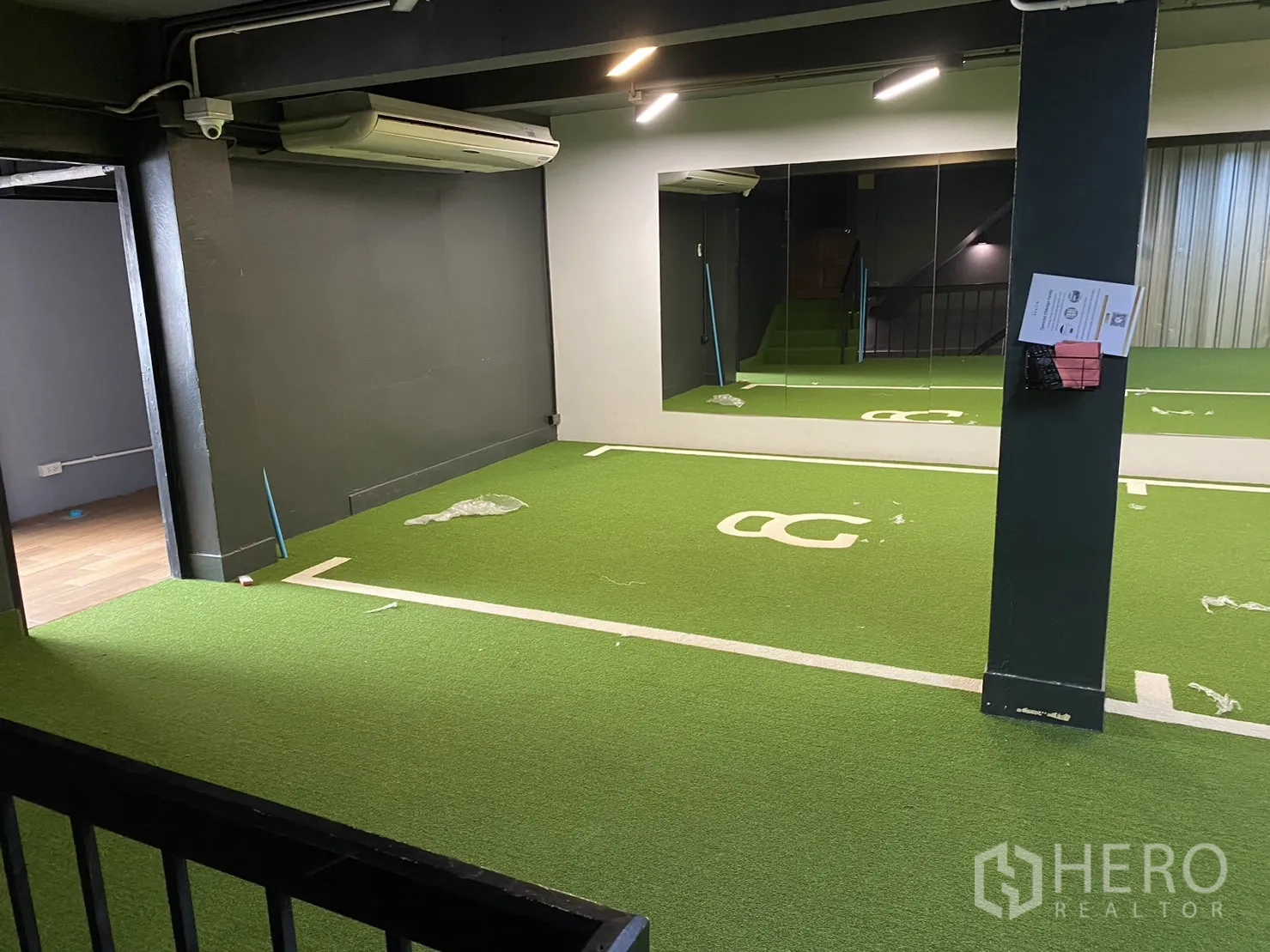 พื้นที่ขายปลีก ให้เช่าในPhaya Thai, Bangkok - โซนออกกำลังกาย/สตูดิโอชั้นลอย ปูหญ้าเทียม มีกระจกเต็มผนัง แอร์ และบันไดทางขึ้น.