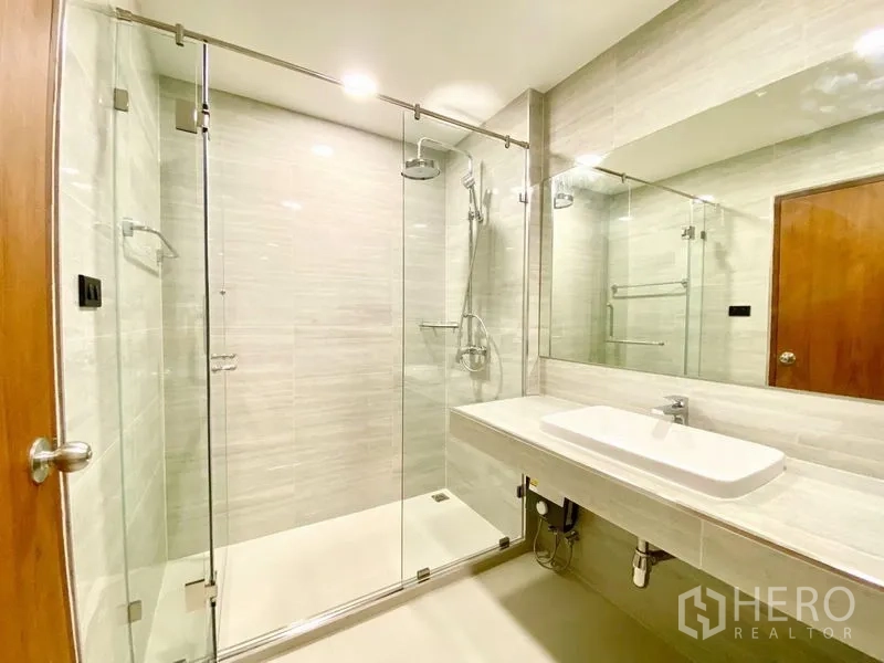 คอนโด ให้เช่า - ห้องน้ำโมเดิร์นพร้อมตู้กระจกกั้นอาบน้ำแบบเรนชาวเวอร์และเคาน์เตอร์ยาว