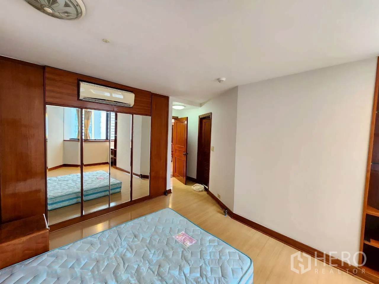 คอนโด ให้เช่าในKhlong Toei, Bangkok - ห้องนอนที่สองมีตู้เสื้อผ้ากระจก แอร์ และพื้นไม้