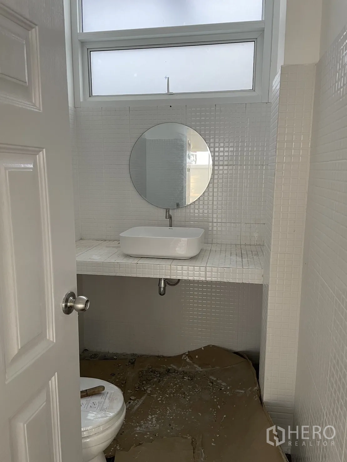 บ้าน ให้เช่าหรือขายในDin Daeng, Bangkok - ห้องน้ำกรุกระเบื้องสีขาว มีช่องแสง กระจกกลม และอ่างตั้งบนเคาน์เตอร์