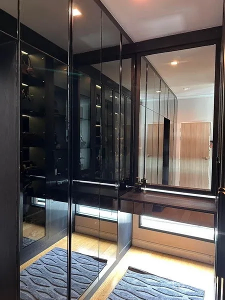 独立式住宅 出租在Prawet, Bangkok - 步入式衣帽间，深色镜面柜与化妆镜台。