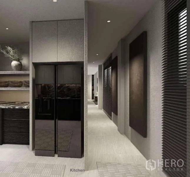 ทาวน์เฮาส์ ให้เช่าในSuan Luang, Bangkok - โถงครัวพร้อมตู้บิลต์อินและตู้เย็นสองประตูสีดำดีไซน์เรียบหรู