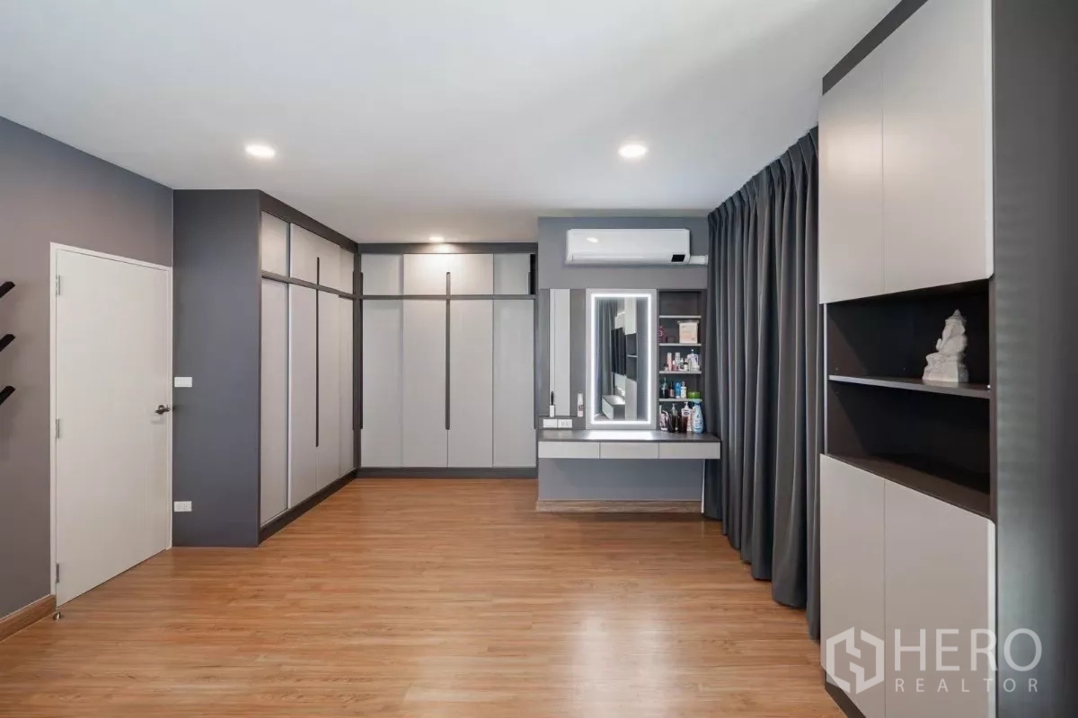 Detached House for rent in Bang Phli, Samut Prakan - Large bedroom with extensive built-in wardrobes and lighted dressing table.