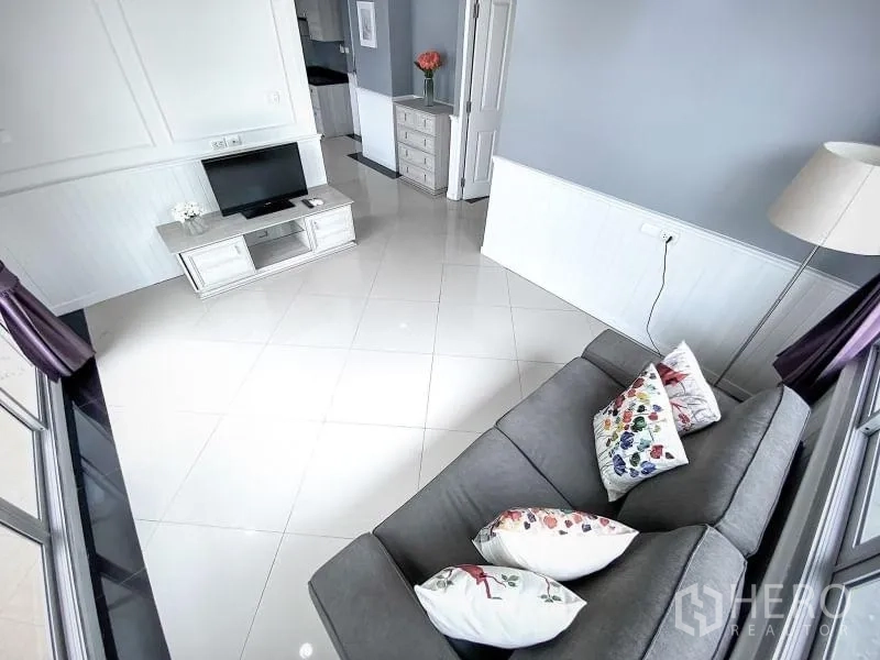 คอนโด ให้เช่าในKhlong Toei, Bangkok - ห้องนั่งเล่นสว่าง โซฟาสีเทา ตู้ทีวี โคมไฟ และพื้นกระเบื้องเงา