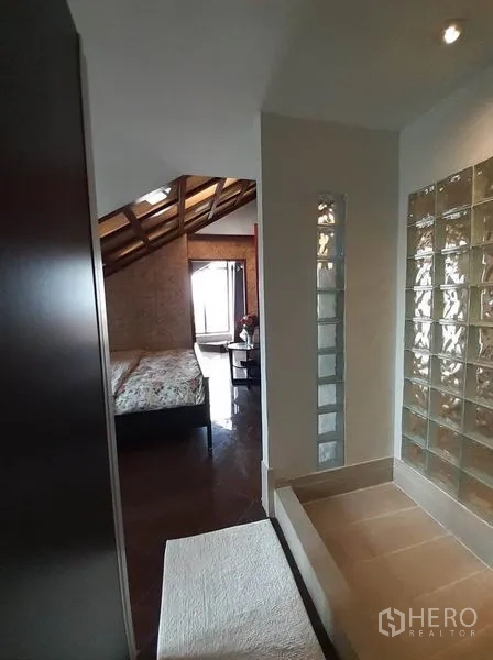 公寓 出租在Bang Na, Bangkok - 主卧套间，玻璃砖隔断、木梁与休憩角