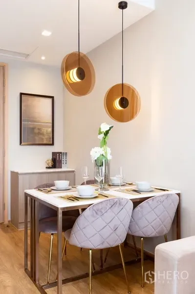 คอนโด ให้เช่าในWatthana, Bangkok - มุมรับประทานอาหารสี่ที่นั่ง เก้าอี้บุผ้านวม และโคมไฟแขวนดีไซน์โมเดิร์น