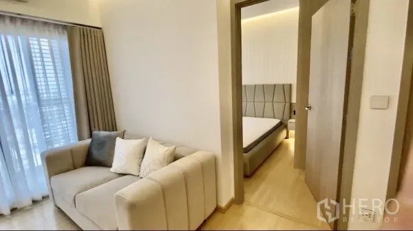 คอนโด ให้เช่าในPhra Khanong, Bangkok - พื้นที่นั่งเล่นมีโซฟาแสงธรรมชาติ เชื่อมต่อทางเปิดไปยังห้องนอน