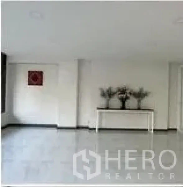 สำนักงานที่บ้าน ให้เช่าในWang Thonglang, Bangkok - ห้องเปิดโล่งสไตล์มินิมอลพร้อมโต๊ะคอนโซลและกรอบรูปบนผนัง