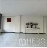 สำนักงานที่บ้าน ให้เช่าในWang Thonglang, Bangkok - ห้องเปิดโล่งสไตล์มินิมอลพร้อมโต๊ะคอนโซลและกรอบรูปบนผนัง