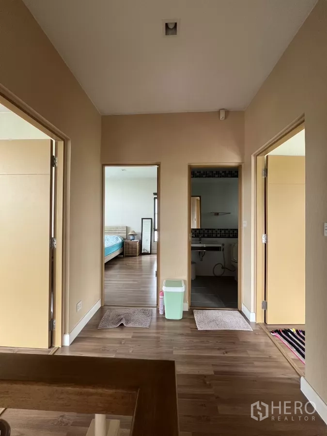 Detached House for rent in Bang Kapi, Bangkok - Upper landing with wood floors leading to bedrooms and bathroom.