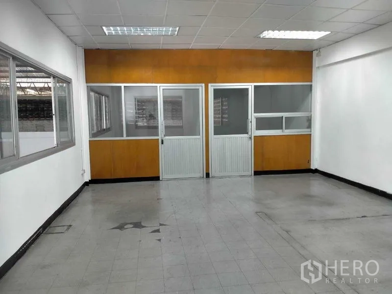 คลังสินค้า ให้เช่าในBang Phli, Samut Prakan - พื้นที่ออฟฟิศชั้นบน กั้นห้องกระจก เพดานไฟฟลูออเรสเซนต์