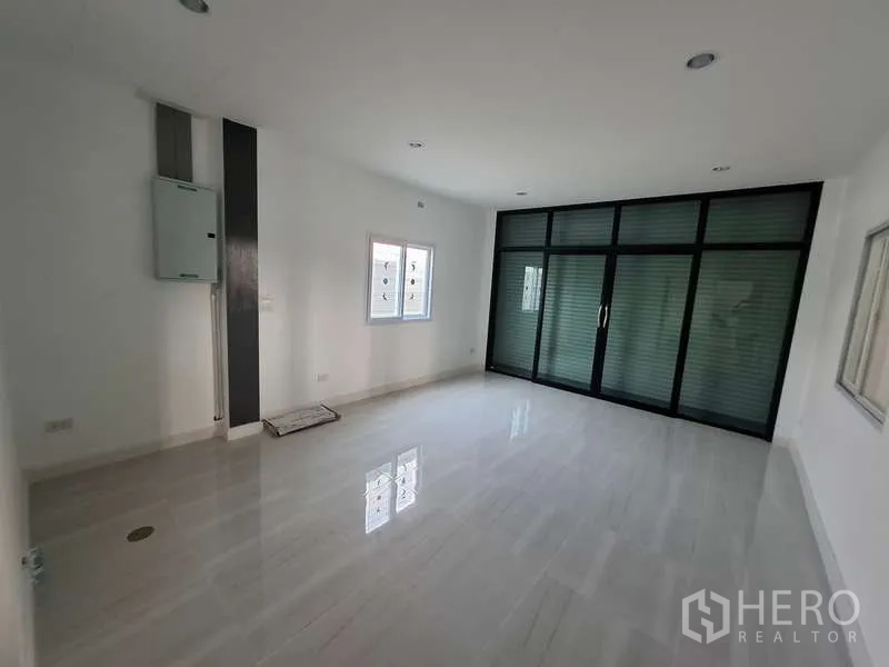 货栈 出租或出售在Bang Phli, Samut Prakan - 明亮的瓷砖办公室，带推拉玻璃隔断与窗户