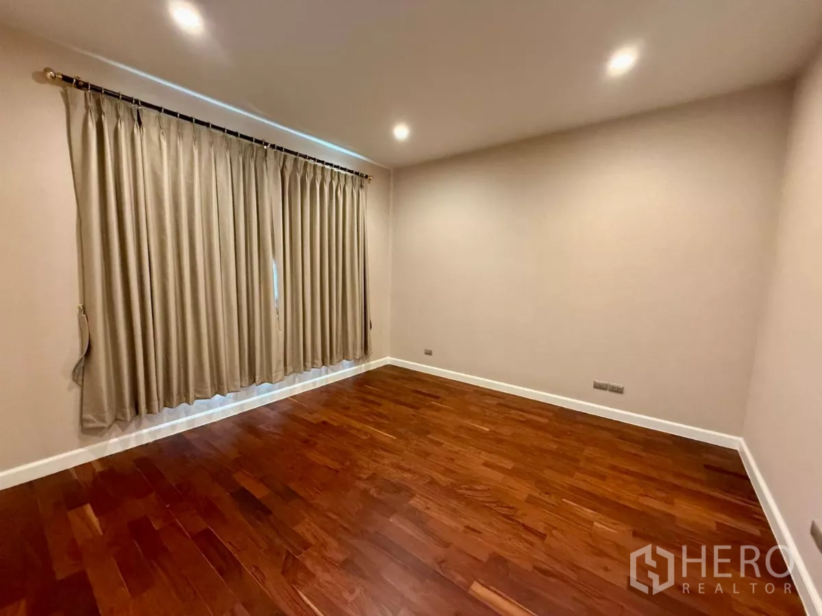 Townhouse for rent in Bang Kho Laem, Bangkok - Empty room with recessed lighting, full-length curtains and polished hardwood floor
