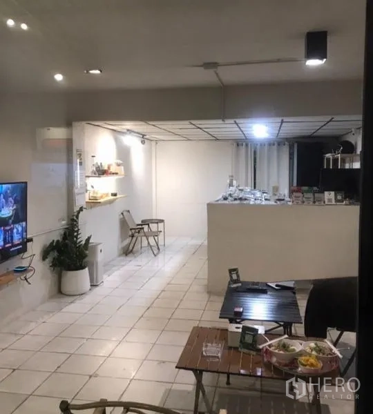 อาคารพาณิชย์ ให้เช่าในSuan Luang, Bangkok - พื้นที่ร้านแบบเปิดโล่ง ปูพื้นกระเบื้อง มีเคาน์เตอร์ ชั้นวาง และไฟสปอตไลต์