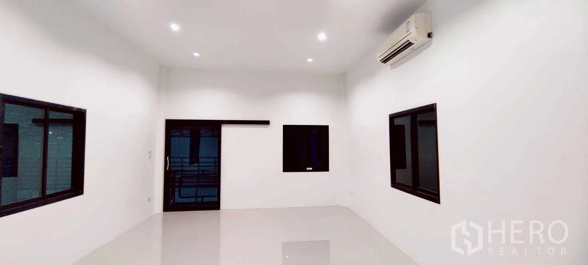货栈 for rent in Lam Luk Ka, Pathum Thani - 带推拉玻璃门的办公室，直通仓库作业区。