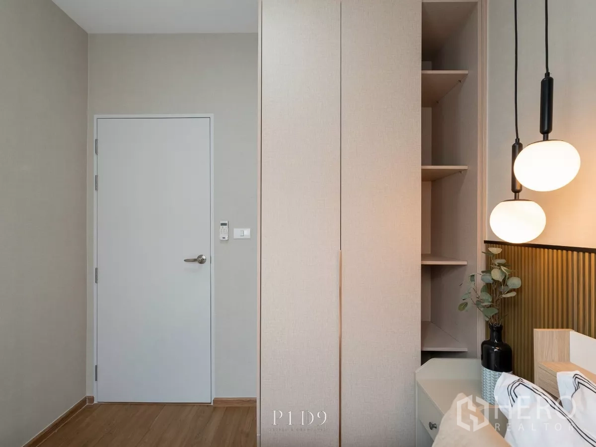 Townhouse for rent in Bang Phli, Samut Prakan - Second bedroom entry with built‑in wardrobe and hanging pendant lights