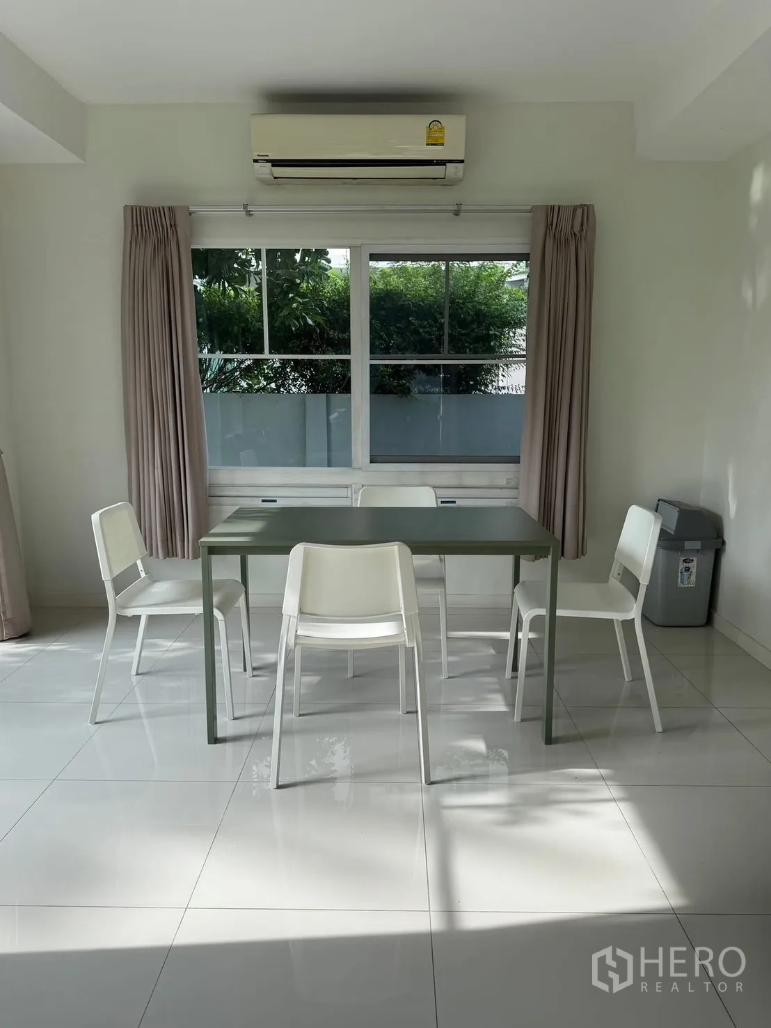 Detached House for rent in Bang Phli, Samut Prakan - Dining corner with table, four white chairs, air conditioner and window.