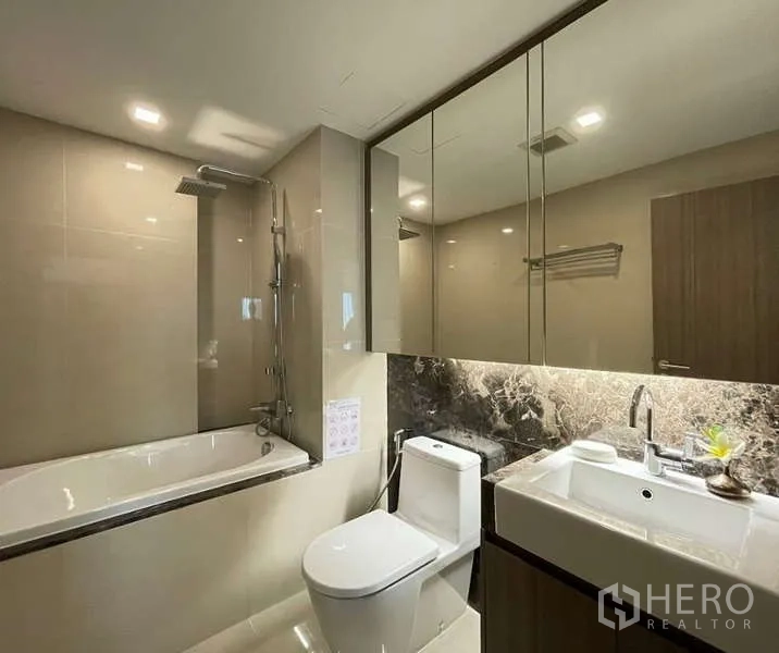 คอนโด ให้เช่า - ห้องน้ำพร้อมอ่างอาบน้ำ ฝักบัวเรนชาวเวอร์ ตู้กระจก และเคาน์เตอร์หินอ่อน