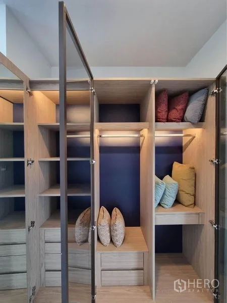 公寓 出租在Watthana, Bangkok - 开放式衣柜系统，带照明搁板、抽屉与挂衣空间。