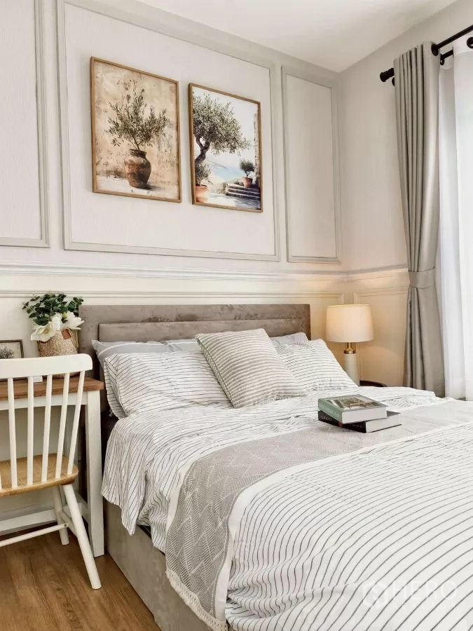 独立式住宅 出租在Khlong Luang, Pathum Thani - 竖幅次卧，条纹床品与两幅装饰画