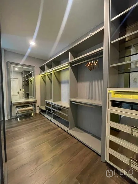 Detached House for rent in Bang Khen, Bangkok - Spacious walk-in closet with open shelving, drawers and a full-length mirror.