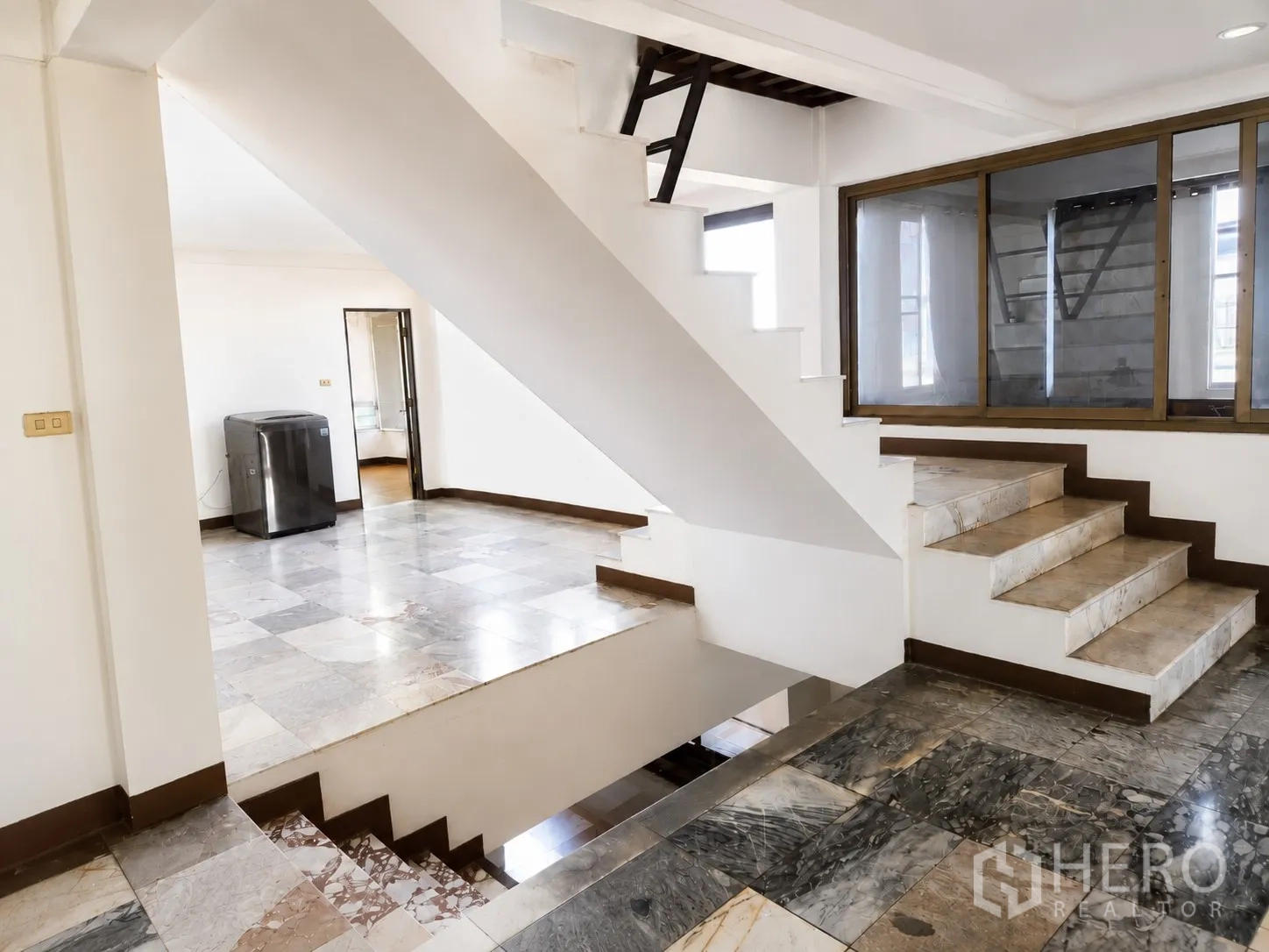 อาคาร standalone for rent or sale in Mueang Pathum Thani, Pathum Thani - โถงเล่นระดับพร้อมบันไดกลาง พื้นกระเบื้อง และห้องกั้นกระจก