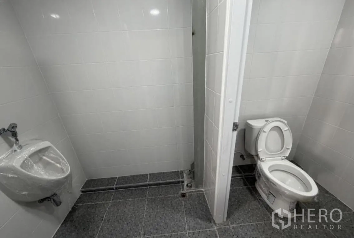 Warehouse for rent in Bang Khun Thian, Bangkok - Restroom with a toilet and urinal installed.