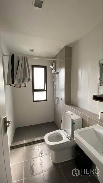 零售空间 出售在Bang Na, Bangkok - 整洁卫浴，独立淋浴区、窗户与白色洁具。